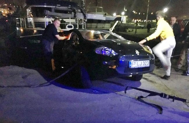 KDZ. EREĞLİ İLÇESİNDE DÖNÜŞ YAPMAK İSTERKEN BİR KISMI DENİZ TARAFINDAN BOŞŞLUĞA DÜŞEN OTOMOBİLİ SULARA GÖMÜLMEKTEN VATANDAŞLAR KURTARDI. (VEDAT KILIÇ/ZONGULDAK-İHA)