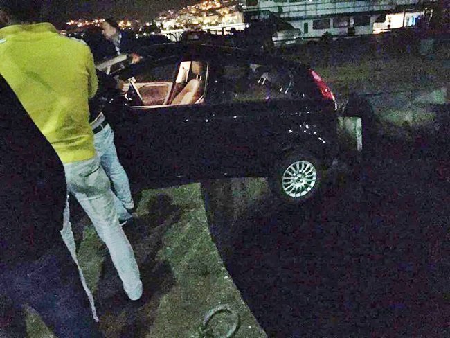 DENİZE DÜŞMEK ÜZERE OLAN OTOMOBİL KURTARICI İLE YENİDEN KARAYA ALINDI. (VEDAT KILIÇ/ZONGULDAK-İHA)