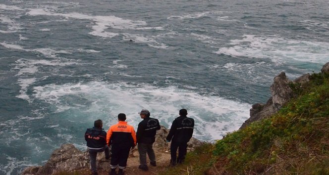 ZONGULDAK’TA KAYALIKLARDA BALIK TUTTUĞU SIRADA DENGESİNİ KAYBEDEREK DENİZE DÜŞTÜĞÜ ÖĞRENİLEN ŞAHSI ARAMA ÇALIŞMALARI DEVAM EDİYOR. (SERTAÇ ÖZDEMİR/ZONGULDAK-İHA)
