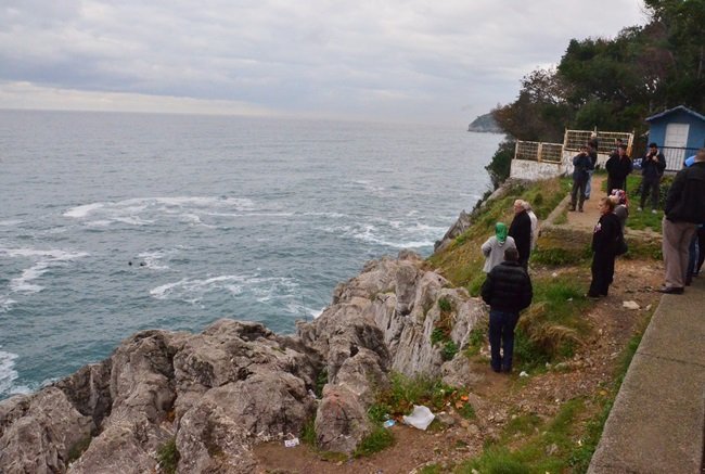 ZONGULDAK’TA KAYALIKLARDA BALIK TUTTUĞU SIRADA DENGESİNİ KAYBEDEREK DENİZE DÜŞTÜĞÜ ÖĞRENİLEN ŞAHSI ARAMA ÇALIŞMALARI DEVAM EDİYOR. (SERTAÇ ÖZDEMİR/ZONGULDAK-İHA)