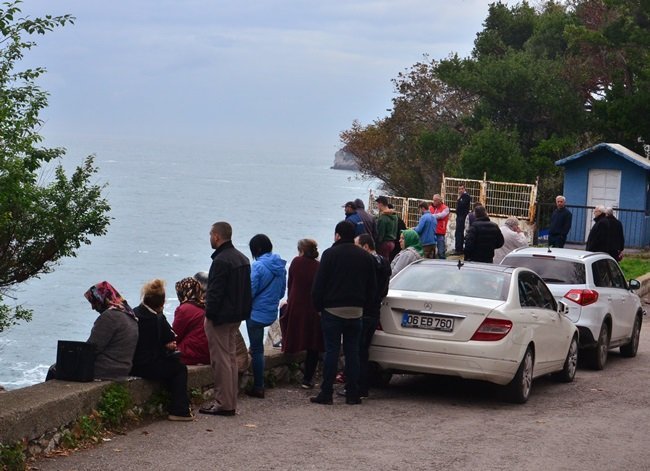 ZONGULDAK’TA KAYALIKLARDA BALIK TUTTUĞU SIRADA DENGESİNİ KAYBEDEREK DENİZE DÜŞTÜĞÜ ÖĞRENİLEN ŞAHSI ARAMA ÇALIŞMALARI DEVAM EDİYOR. ŞAHSIN YAKINLARI, DENİZ KENARINDA ÇALIŞMALARI İZLİYOR. (SERTAÇ ÖZDEMİR/ZONGULDAK-İHA)
