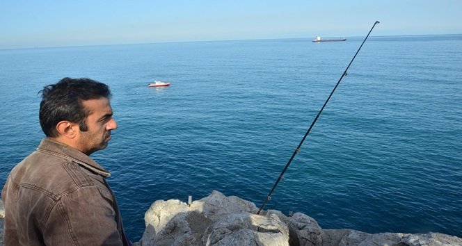 Balık tutarken denize düşen amatör balıkçıyı arama çalışması sürüyor