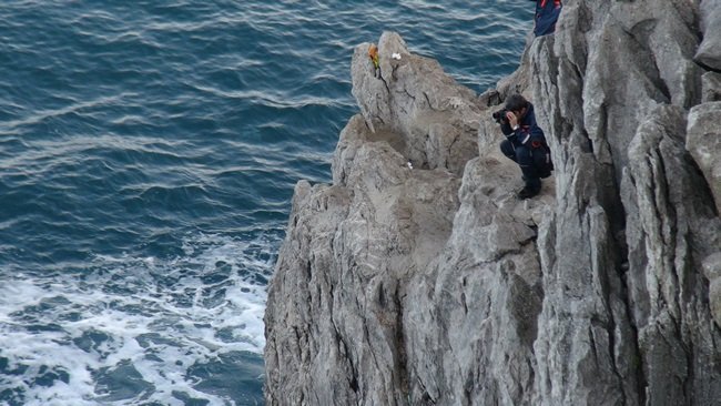ZONGULDAK’TA GEÇEN CUMA AKŞAMI KAYALIKLARDA BALIK TUTTUĞU SIRADA DENGESİNİ KAYBEDEREK DENİZE DÜŞEN 50 YAŞINDAKİ AMATÖR BALIKÇI İÇİN ARAMA ÇALIŞMALARI SÜRÜYOR. (ONUR ALTINDAĞ/ZONGULDAK-İHA)