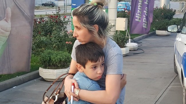 OLAY SONRASI BAYAN SÜRÜCÜNÜN YANINDA BULUNAN 7 YAŞINDAKİ OĞLU İSE GÖZYAŞLARI İÇİNDE ANNESİNE SARILARAK YAŞADIĞI ŞOKU ATLATMAYA ÇALIŞTI. (YASİN ERDEM/KARABÜK-İHA)