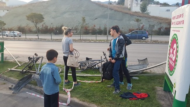 KARABÜK’TE DİREKSİYON HAKİMİYETİNİ KAYBEDEN KADIN SÜRÜCÜ, KARŞI ŞERİTTEN GEÇEREK KALDIRIMDA BULUNAN BİSİKLETLİ ÇOCUKLARIN ARASINA DALDI. KAZADAN KIL PAYI KAÇARAK KURTULAN GENÇLERİN O ANLARI İSE BİR BENZİN İSTASYONUN GÜVENLİK KAMERASINA SANİYE SANİYE YANDI. (YASİN ERDEM/KARABÜK-İHA)