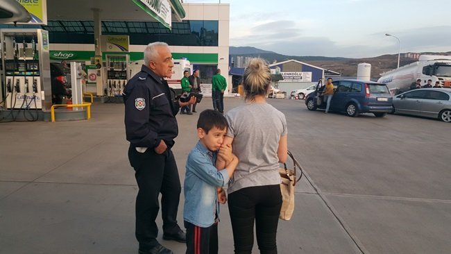 OLAY SONRASI BAYAN SÜRÜCÜNÜN YANINDA BULUNAN 7 YAŞINDAKİ OĞLU İSE GÖZYAŞLARI İÇİNDE ANNESİNE SARILARAK YAŞADIĞI ŞOKU ATLATMAYA ÇALIŞTI. (YASİN ERDEM/KARABÜK-İHA)
