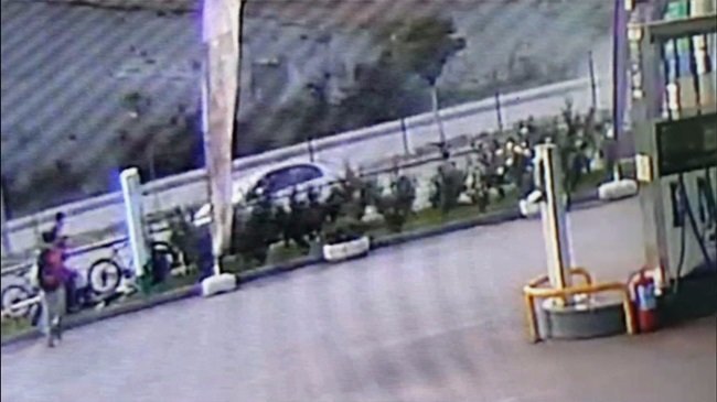 KAZADAN KIL PAYI KAÇARAK KURTULAN GENÇLERİN O ANLARI İSE BİR BENZİN İSTASYONUN GÜVENLİK KAMERASINA SANİYE SANİYE YANDI. (YASİN ERDEM/KARABÜK-İHA)