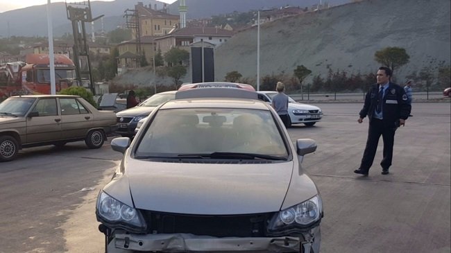 KARABÜK’TE DİREKSİYON HAKİMİYETİNİ KAYBEDEN KADIN SÜRÜCÜ, KARŞI ŞERİTTEN GEÇEREK KALDIRIMDA BULUNAN BİSİKLETLİ ÇOCUKLARIN ARASINA DALDI. (YASİN ERDEM/KARABÜK-İHA)