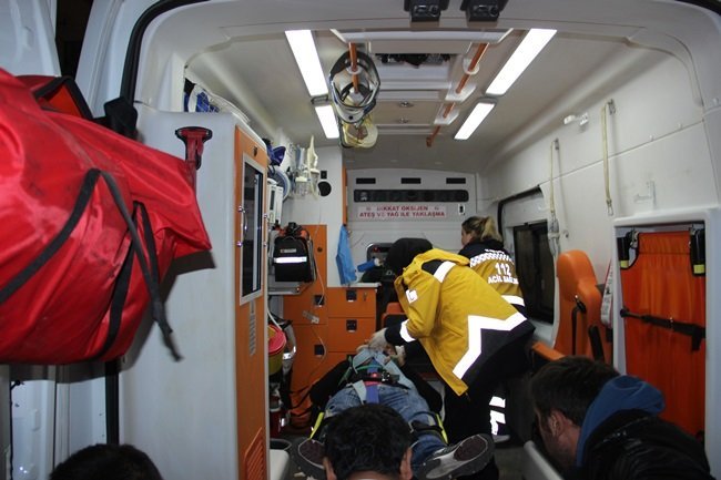 KDZ. EREĞLİ İLÇESİNDE OTOMOBİLİN ÇARPMASI SONUCU YARALANAN BİR KİŞİ AMBULANSLA KDZ. EREĞLİ DEVLET HASTANESİ'NE KALDIRILDI. (VEDAT KILIÇ/ZONGULDAK-İHA)