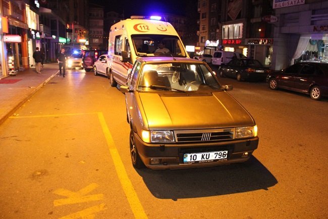 KDZ. EREĞLİ İLÇESİNDE YOLUN KARŞISINA GEÇMEYE ÇALIŞAN YAYAYA OTOMOBİL ÇARPTI. (VEDAT KILIÇ/ZONGULDAK-İHA)