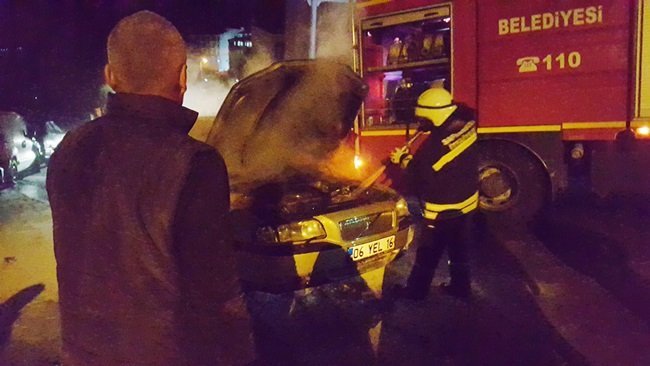 KARABÜK’TE ARIZA İÇİN SANAYİYE GİDEN OTOMOBİL SEYİR HALİNDE İKEN ALEV ALDI. YANGINI FARK EDEN SANAYİ ESNAFLARI İSE YANGIN TÜPLERİ İLE MÜDAHALE ETTİ. (YASİN ERDEM/KARABÜK-İHA)