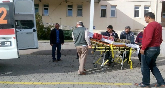DADAY'DA TRAKTÖRÜN ALTINDA KALAN AYHAN TİRKAYİ, YARALANDI. (SERKAN YILMAZ/KASTAMONU-İHA)