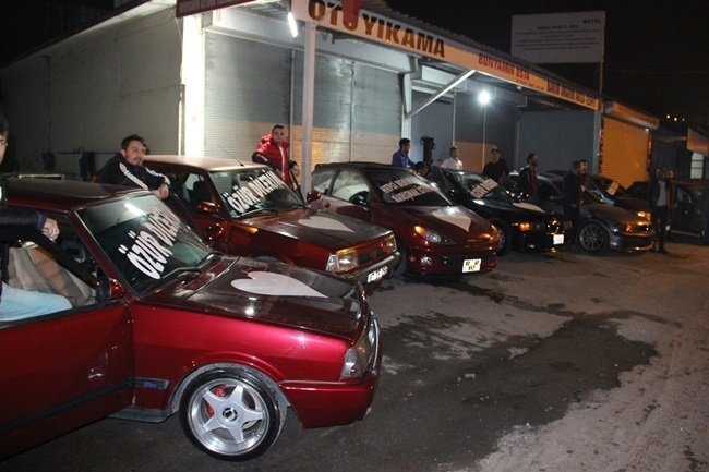 KDZ. EREĞLİ'DE 9 YILLIK EVLİ ÇİFTİN BARIŞMASI İÇİN OTO TAMİRCİSİ İLKER KORKUT'UN ARKADAŞLARI OTOMOBİLLERİ İLE DESTEK VERDİ. (VEDAT KILIÇ/ZONGULDAK-İHA)