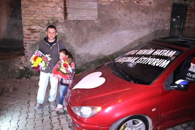 ELİNDE ÇİÇEKLER VE KIZI EYLÜL İLE KAYINVALİDESİNİN EVİNİN ÖNÜNE GELEN İLKER KORKUT EŞİNDEN ÖZÜR DİLEYİP AF DİLEDİ. (VEDAT KILIÇ/ZONGULDAK-İHA)