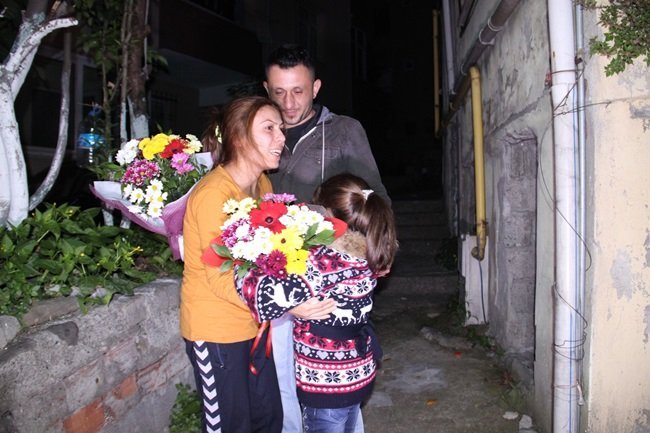 GÜLÇİN İLE İLKER KORKUT ÇİFTİ BİRBİRLERİNE SARILARAK BARIŞMALARINI KUTLADI. (VEDAT KILIÇ/ZONGULDAK-İHA)