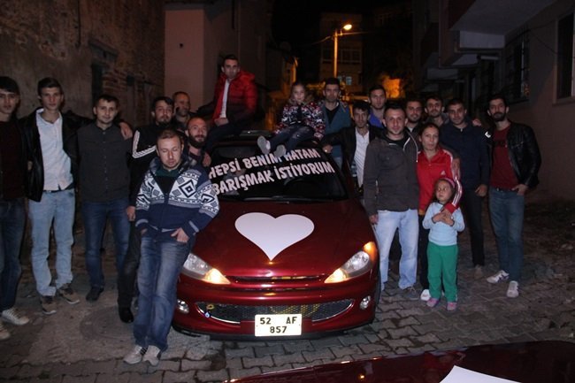 İLKER VE GÜLÇİN KORKUT ÇİFTİNİ YENİDEN BARIŞMALARINDAN DOLAYI TEBRİK EDEN ARKADAŞLARI BİRLİKTE GÜNÜN ANISINA HATIRA FOTOĞRAFI ÇEKTİRDİ. (VEDAT KILIÇ/ZONGULDAK-İHA)