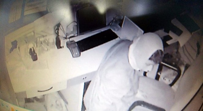 ZONGULDAK'TA TELEFON BAYİSİNE 1 YILDA 4 KEZ HIRSIZ GİRDİ. PARALARI VE TELEFONLARI ÇALINAN İŞYERİ SAHİBİ YAŞANAN HIRSIZLIK OLAYINA TEPKİ GÖSTERDİ. (SERTAÇ ÖZDEMİR/ZONGULDAK-İHA)