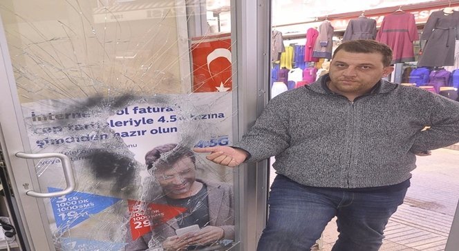 ZONGULDAK'TA TELEFON BAYİSİNE 1 YILDA 4 KEZ HIRSIZ GİRDİ. PARALARI VE TELEFONLARI ÇALINAN İŞYERİ SAHİBİ YAŞANAN HIRSIZLIK OLAYINA TEPKİ GÖSTERDİ. (SERTAÇ ÖZDEMİR/ZONGULDAK-İHA)