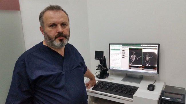 ZONGULDAK VETERİNER TIP MERKEZİ VETERİNERİ ÖNDER ALKAN, ATMACANIN ATEŞLİ BİR SİLAHLA VURULDUĞUNU VE YAŞAMA TUTUNMASI İÇİN ÇABA GÖSTERDİKLERİNİ SÖYLEDİ. (SERTAÇ ÖZDEMİR/ZONGULDAK-İHA)