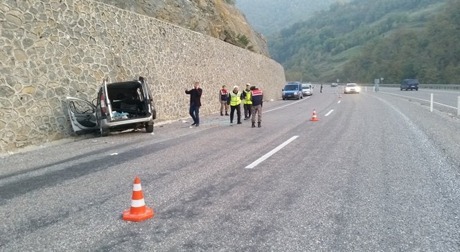 ZONGULDAK’TA ARACI MICIRA KAPTIRAN SÜRÜCÜ TAKLA ATARAK DUVARA ÇARPTI. KAZADA 1 ÇOCUK 5 KİŞİ YARALANDI. (SERTAÇ ÖZDEMİR/ZONGULDAK-İHA)