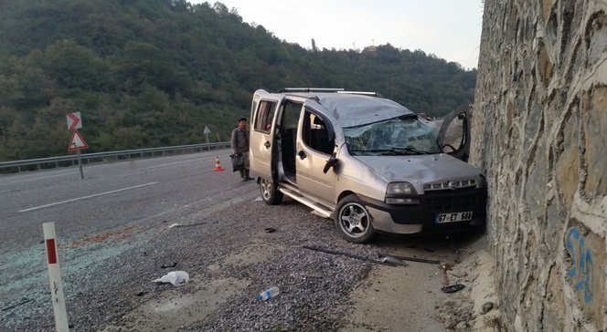 ZONGULDAK’TA ARACI MICIRA KAPTIRAN SÜRÜCÜ TAKLA ATARAK DUVARA ÇARPTI. KAZADA 1 ÇOCUK 5 KİŞİ YARALANDI. (SERTAÇ ÖZDEMİR/ZONGULDAK-İHA)