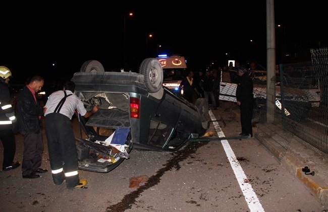 KARABÜK’TE YOLUN KARŞISINA GEÇMEYE YAŞLI KADININ NEDEN OLDUĞU KAZADA, BİR ARAÇ DEVRİLİRKEN, BİR ARAÇ DA ELEKTRİK DİĞERİNE ÇARPTI. KAZADA, YOLUN KARŞISINA GEÇMEYE ÇALIŞAN YAŞLI KADIN KALDIRILDIĞI HASTANEDE HAYATINI KAYBEDERKEN, 5 KİŞİ DE YARALANDI. (YASİN ERDEM/KARABÜK-İHA)