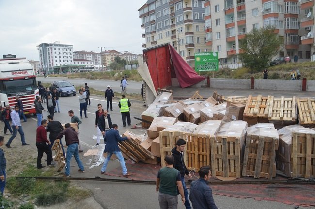 KASTAMONU'NUN TOSYA İLÇESİNDE MEYDANA GELEN TRAFİK KAZASINDA TIR'IN DORSESİ DEVRİLDİ. KAZA SONRASI İSTANBUL-SAMSUN İSTİKAMETİNDE UZUN ARAÇ KUYRUĞU OLUŞTU. (SEDAT AĞACIKOĞLU/KASTAMONU-İHA)