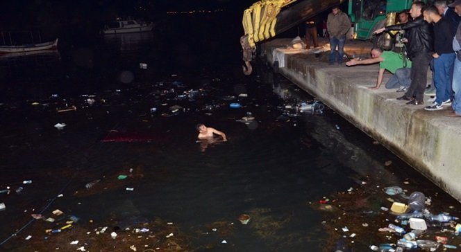 ZONGULDAK'IN ALAPLI İLÇESİNDE, AĞABEY VE KARDEŞİNİN ÇALIŞTIRMAK İÇİN İTTİĞİ OTOMOBİL, BİR ANLIK DİKKATSİZLİK SONUCU DENİZE UÇTU. (ERTUĞRUL YÜKSEL/ZONGULDAK-İHA)