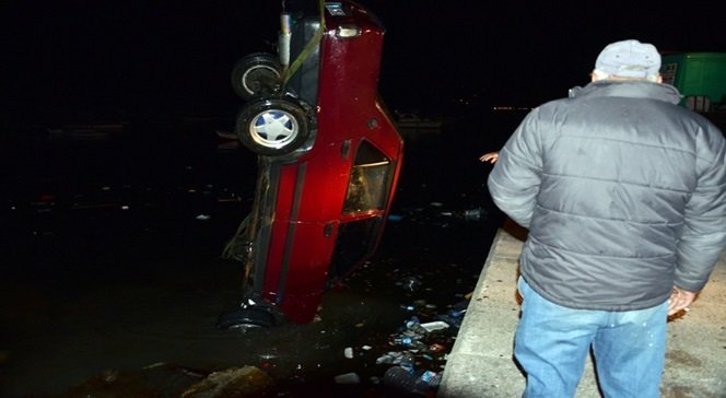 OLAY YERİNE ÇAĞRILAN ÇEKİCİ YARDIMIYLA SULARA GÖMÜLEN OTOMOBİL YENİDEN KARAYA ÇIKARTILDI. (ERTUĞRUL YÜKSEL/ZONGULDAK-İHA)