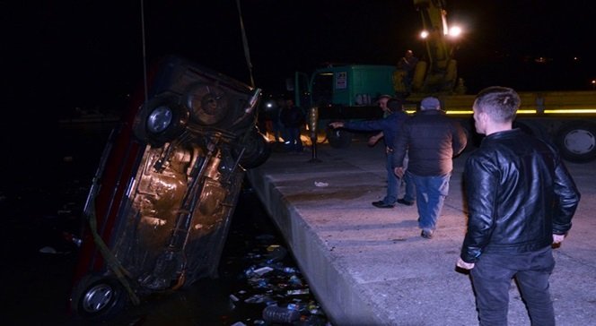 OLAY YERİNE ÇAĞRILAN ÇEKİCİ YARDIMIYLA SULARA GÖMÜLEN OTOMOBİL YENİDEN KARAYA ÇIKARTILDI. (ERTUĞRUL YÜKSEL/ZONGULDAK-İHA)
