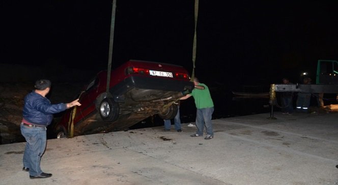 ZONGULDAK'IN ALAPLI İLÇESİNDE, AĞABEY VE KARDEŞİNİN ÇALIŞTIRMAK İÇİN İTTİĞİ OTOMOBİL, BİR ANLIK DİKKATSİZLİK SONUCU DENİZE UÇTU. OLAY YERİNE ÇAĞRILAN ÇEKİCİ YARDIMIYLA SULARA GÖMÜLEN OTOMOBİL YENİDEN KARAYA ÇIKARTILDI. (ERTUĞRUL YÜKSEL/ZONGULDAK-İHA)