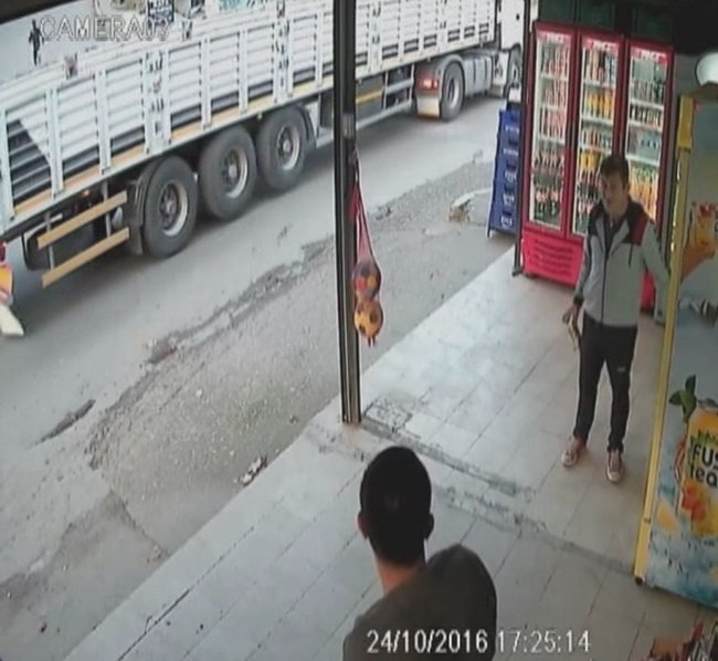 ZONGULDAK’TA MARKETTEN ALIŞVERİŞ YAPTIKTAN SONRA YOLUN KARŞISINA GEÇMEK İSTEYEN 12 YAŞINDAKİ KIZ, TIR’IN ALTINDA KALMAKTAN SON ANDA KURTULDU. FACİANIN KIL PAYI ATLATILDIĞI OLAYDA KIZ DA ŞOFÖR DE KISA SÜRELİ ŞOK YAŞADI. (ONUR ALTINDAĞ - SERTAÇ ÖZDEMİR/ZONGULDAK-İHA)