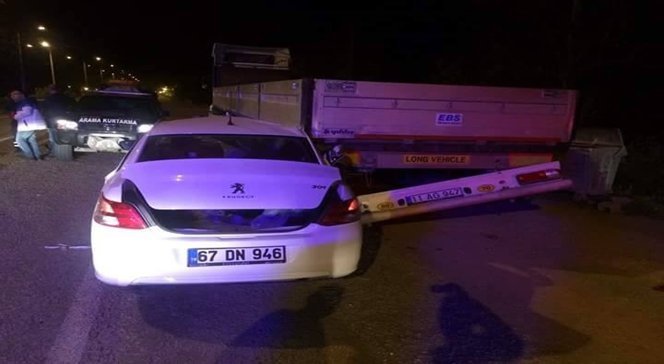 ZONGULDAK’TA OTOMOBİLİN TIR'IN ALTINDA KALMASI SONUCU YAŞANAN KAZADA 1 KİŞİ ÖLDÜ, 1 KİŞİ YARALANDI. (EMRAH YILDIZ - GÜRKAN MİYANYEDİ/ZONGULDAK-İHA)