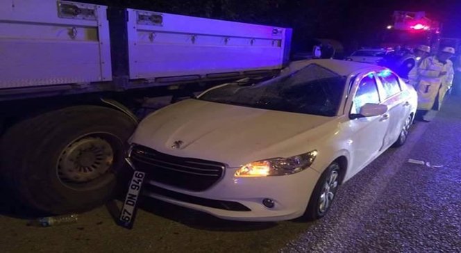 ZONGULDAK’TA OTOMOBİLİN TIR'IN ALTINDA KALMASI SONUCU YAŞANAN KAZADA 1 KİŞİ ÖLDÜ, 1 KİŞİ YARALANDI. (EMRAH YILDIZ - GÜRKAN MİYANYEDİ/ZONGULDAK-İHA)