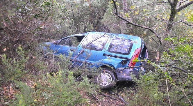 ZONGULDAK’TA HAFİF TİCARİ ARACIN UÇURUMA YUVARLANMASI SONUCU 2 KİŞİ YARALANDI. (SERTAÇ ÖZDEMİR/ZONGULDAK-İHA)