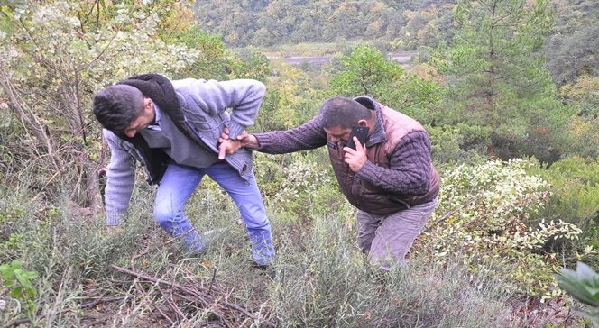 ZONGULDAK’TA HAFİF TİCARİ ARACIN UÇURUMA YUVARLANMASI SONUCU 2 KİŞİ YARALANDI. OLAY YERİNE GELEN AFAD, 112 VE JANDARMA EKİPLERİ TARAFINDAN ARAÇTAN YARALI OLARAK ÇIKARILAN SÜRÜCÜ HAKKI YILGIN VE EŞİ SEBAHAT YILGIN AMBULANSLA ATATÜRK DEVLET HASTANESİ’NE KALDIRILDI. (SERTAÇ ÖZDEMİR/ZONGULDAK-İHA)