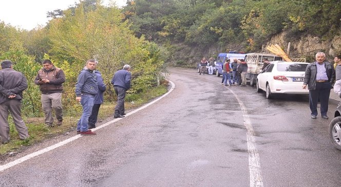 ZONGULDAK’TA HAFİF TİCARİ ARACIN UÇURUMA YUVARLANMASI SONUCU 2 KİŞİ YARALANDI. (SERTAÇ ÖZDEMİR/ZONGULDAK-İHA)