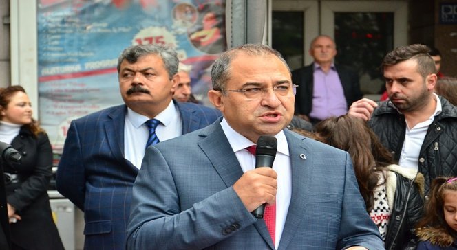 SAYGI DURUŞU VE İSTİKLAL MARŞININ OKUMASININ ARDINDAN TÖRENDE CUMHURİYET BAYRAMI DOLAYISIYLA KONUŞMA YAPAN ZONGULDAK VALİSİ ALİ KABAN, 29 EKİM CUMHURİYET BAYRAMINI KUTLADI. (SERTAÇ ÖZDEMİR/ZONGULDAK-İHA)