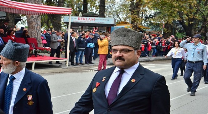 TÖREN GEÇİŞİNDE TÜRKİYE’NİN EN GENÇ GAZİSİ VE ERDEMİR ANADOLU LİSESİ MÜDÜR ENGİN MUTLU HEM GAZİ OLARAK HEM DE OKUL MÜDÜRÜ OLARAK TÖREN GEÇİŞİ YAPTI. TÖREN GEÇİŞİNİN ARDINDAN 29 EKİM CUMHURİYET BAYRAMI TÖRENİ SONA ERDİ. (SERTAÇ ÖZDEMİR/ZONGULDAK-İHA)