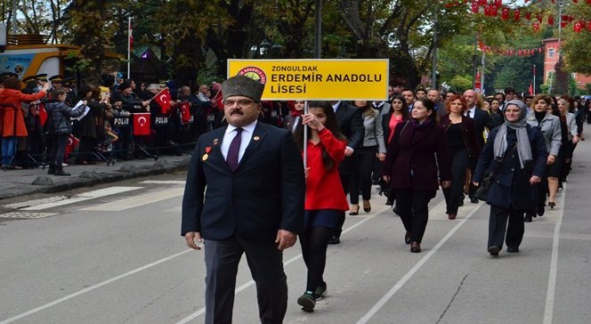 ÖĞRENCİLERİN GÜNÜN ANLAM VE ÖNEMİNİ BELİRTEN KONUŞMALARININ ARDINDAN TÖREN GEÇİŞİ GERÇEKLEŞTİRİLDİ. TÖREN GEÇİŞİNDE TÜRKİYE’NİN EN GENÇ GAZİSİ VE ERDEMİR ANADOLU LİSESİ MÜDÜR ENGİN MUTLU HEM GAZİ OLARAK HEM DE OKUL MÜDÜRÜ OLARAK TÖREN GEÇİŞİ YAPTI. TÖREN GEÇİŞİNİN ARDINDAN 29 EKİM CUMHURİYET BAYRAMI TÖRENİ SONA ERDİ. (SERTAÇ ÖZDEMİR/ZONGULDAK-İHA)