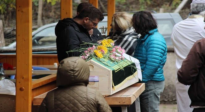 ABD'DE İNTİHAR EDEN TÜRK HAVA YOLLARI KABİN MEMURU EDA ÖZDEMİR'İN (31) CENAZESİ, AİLESİNİN VE MESAİ ARKADAŞLARININ GÖZYAŞLARI ARASINDA MEMLEKETİ KARABÜK’TE TOPRAĞA VERİLDİ. (YASİN ERDEM/KARABÜK-İHA)