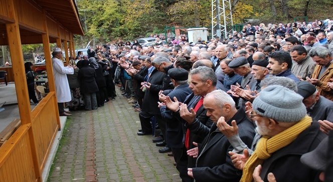 ABD'DE İNTİHAR EDEN TÜRK HAVA YOLLARI KABİN MEMURU EDA ÖZDEMİR'İN CENAZESİ, AİLESİNİN VE MESAİ ARKADAŞLARININ GÖZYAŞLARI ARASINDA MEMLEKETİ KARABÜK’TE TOPRAĞA VERİLDİ. (YASİN ERDEM/KARABÜK-İHA)