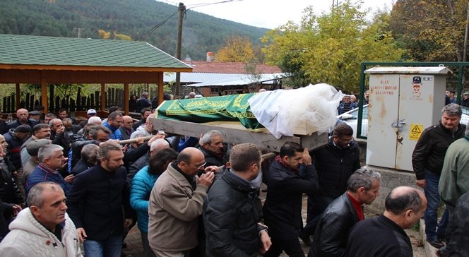 ÖZDEMİR’İN CENAZESİ DAHA SONRA OMUZLARDA MEZARLIĞA KADAR TAŞINARAK GÖZYAŞLARI ARASINDA TOPRAĞA VERİLDİ. (YASİN ERDEM/KARABÜK-İHA)