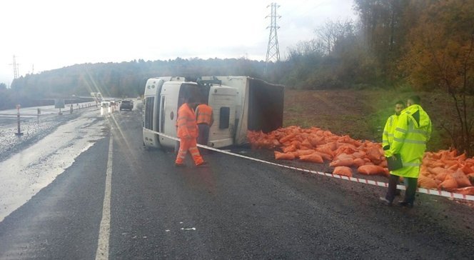 ZONGULDAK-EREĞLİ KARAYOLUNDA KÖMÜR YÜKLÜ KAMYONUN DEVRİLMESİ SONUCU HAFİFİ YARALANAN 5 KİŞİ AMBULANSLA HASTANEYE KALDIRILDI. OLAY YERİNDE İNCELEME BAŞLATILDI. (VEDAT KILIÇ/ZONGULDAK-İHA)