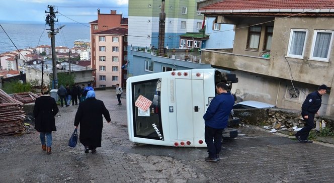 ZONGULDAK'IN KOZLU İLÇESİNDE KONTROLDEN ÇIKAN MİNİBÜS RAMPADA DEVRİLDİ. KAZADA, 2 KİŞİ YARALANDI (SERTAÇ ÖZDEMİR/ZONGULDAK-İHA)