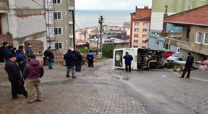 ZONGULDAK'IN KOZLU İLÇESİNDE KONTROLDEN ÇIKAN MİNİBÜS RAMPADA DEVRİLDİ. KAZADA, 2 KİŞİ YARALANDI. (SERTAÇ ÖZDEMİR/ZONGULDAK-İHA)