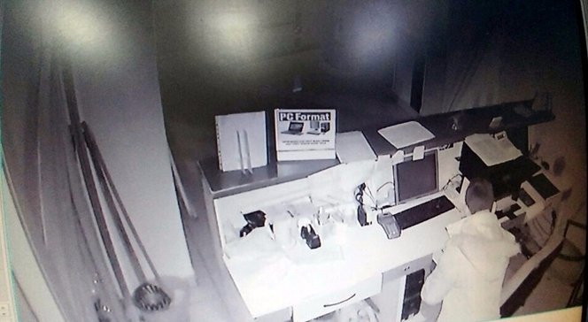 ZONGULDAK'TA TELEFON BAYİSİNE 1 YILDA 4 KEZ HIRSIZ GİRDİ. PARALARI VE TELEFONLARI ÇALINAN İŞYERİ SAHİBİ YAŞANAN HIRSIZLIK OLAYINA TEPKİ GÖSTERDİ. (SERTAÇ ÖZDEMİR/ZONGULDAK-İHA)