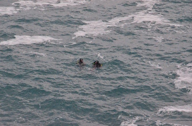 zonguldakta-kayaliklarda-balik-tuttugu-sirada-dengesini-kaybederek-002