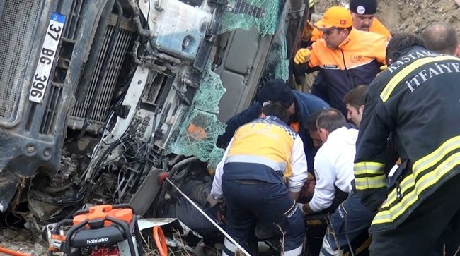 KAZADA SIKIŞAN KAMYON SÜRÜCÜSÜ ÜÇ SAATLİK BİR ÇALIŞMANIN SONUNDA KURTARILABİLDİ. (VEDAT YUNUS İKİZOĞLU/KASTAMONU-İHA)