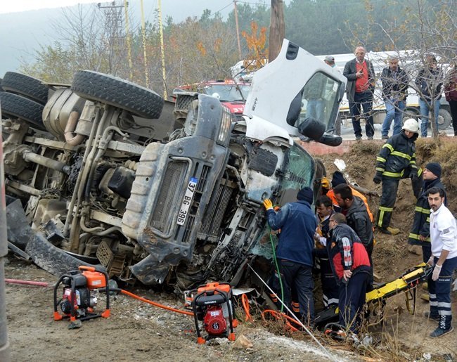 YOLDAN ÇIKAN HAFRİYAT KAMYONU ŞARAMPOLE DEVRİLDİ. (VEDAT YUNUS İKİZOĞLU/KASTAMONU-İHA)